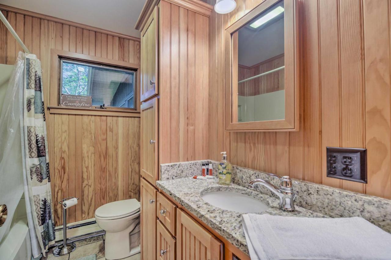 Cozy Adirondacks Cabin Walk To Lake Eaton! Jay Luaran gambar